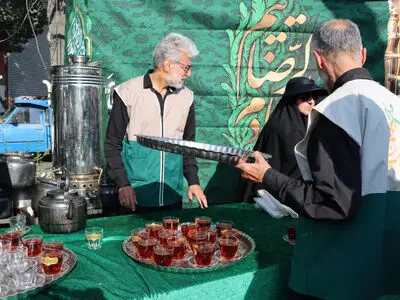 خدمت‌رسانی خادمیاران منطقه ۴ تهران به زائران مراسم پیاده‌روی جاماندگان اربعین حسینی