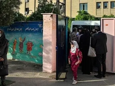 تخلف مدارس دولتی در گرفتن شهریه از والدین دانش‌آموزان؛‌ بازرس منطقه می‌گوید شما از والدین پول بگیرید، ما هم به اولیا می‌گوییم پیگیری می‌کنیم!