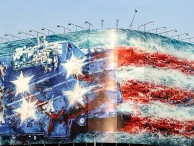 رونمایی از دیوارنگاره جدید میدان انقلاب اسلامی