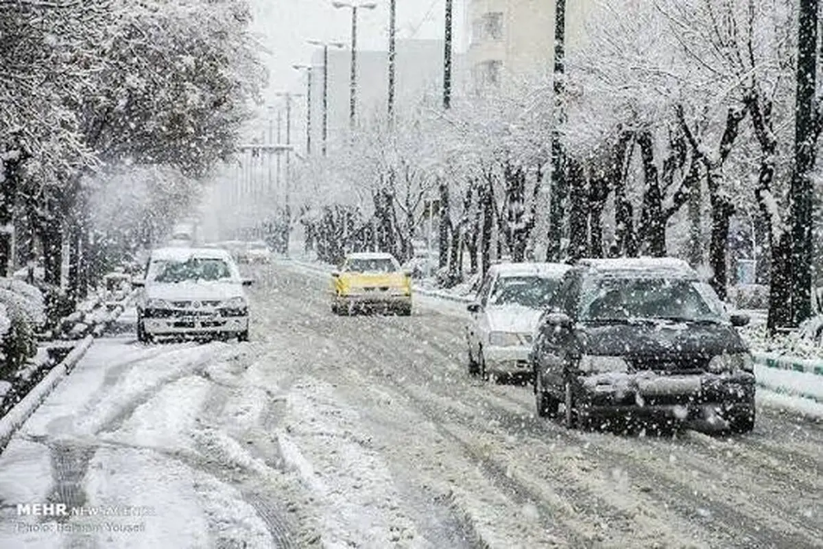 آغاز بارش برف در محورهای کوهستانی چهارمحال و بختیاری/ رانندگان با احتیاط تردد کنند