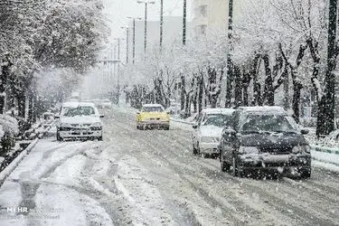 آغاز بارش برف در محورهای کوهستانی چهارمحال و بختیاری/ رانندگان با احتیاط تردد کنند