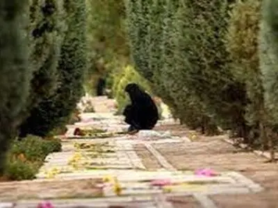 مادری که کنار قبر فرزند شهیدش زندگی می کند!