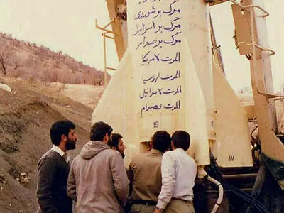 شعار نویسی پدر موشکی ایران روی موشک(عکس) 