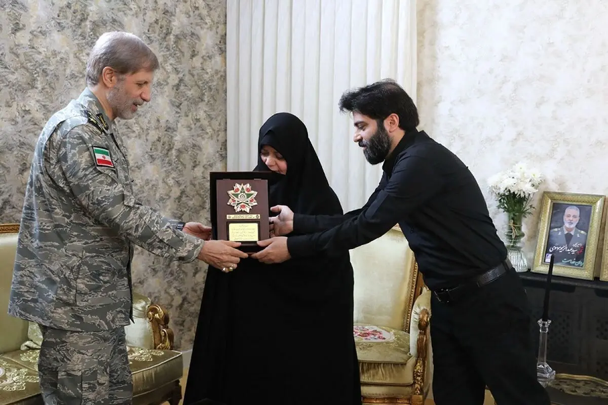 دیدار امیر سرلشکر حاتمی با خانواده شهید امیر سپهبد موسوی