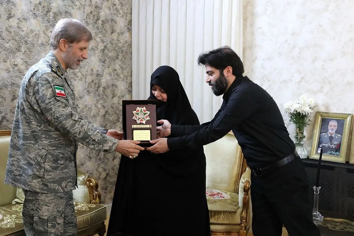 دیدار امیر سرلشکر حاتمی با خانواده شهید امیر سپهبد موسوی