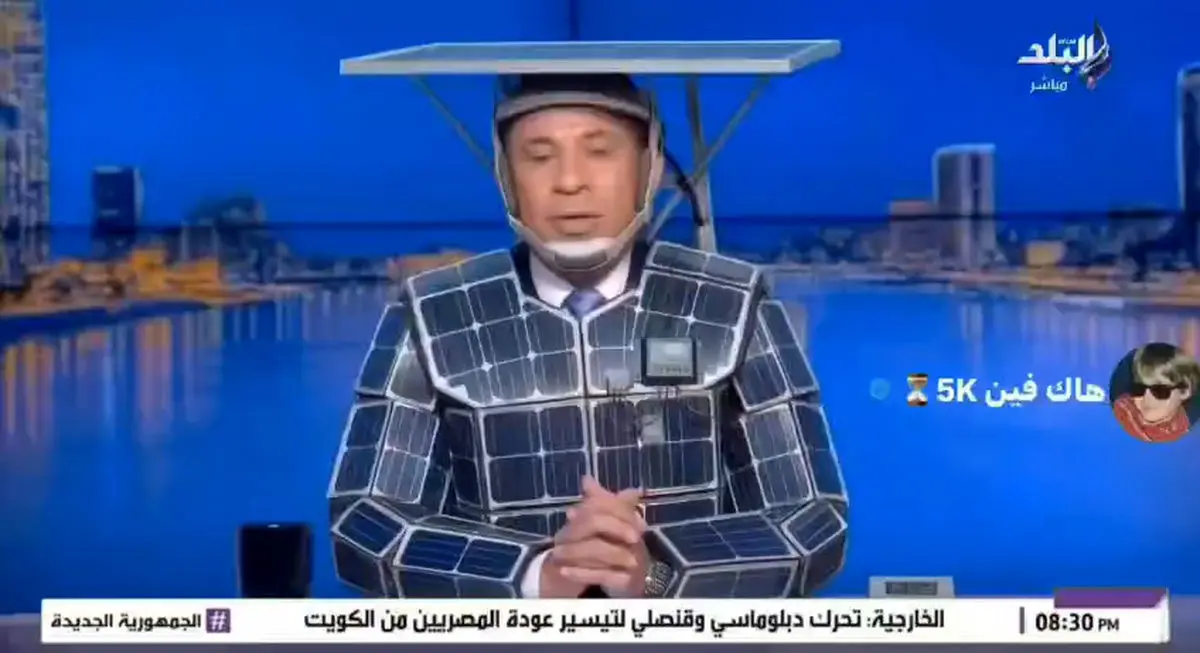 ابتکار مجری تلویزیون مصری برای یادآوری بحران انرژی حاصل از جنگ در منطقه، با روی سر گذاشتن یک پنل خورشیدی + فیلم