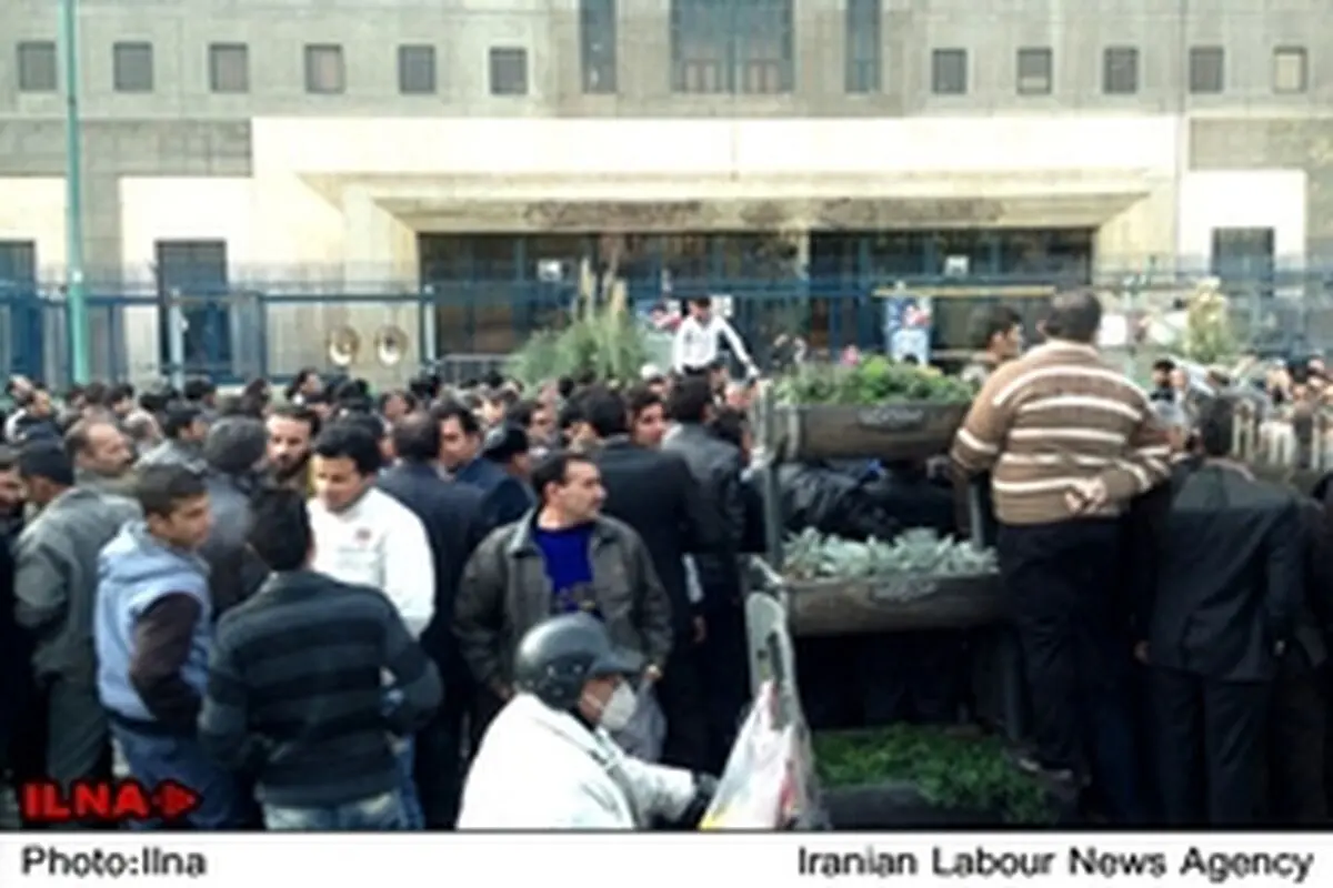 تجمع همزمان کارگران ساختمانی و اخراجی‌های پتروشیمی ایلام / تصویر