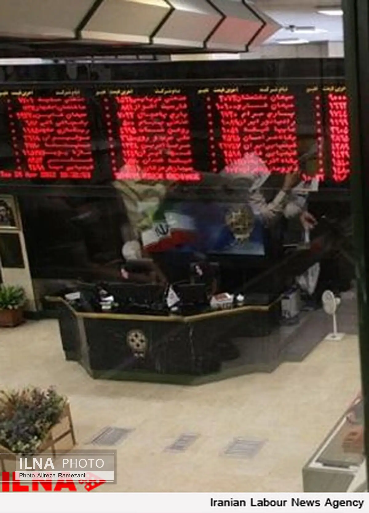 شاخص بورس 31 واحد عقب رفت