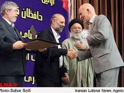 اولین همایش تقدیر از حافظان قران و اعضای فعال ستاد ملی آموزش های غیر حضوری قرآن کریم