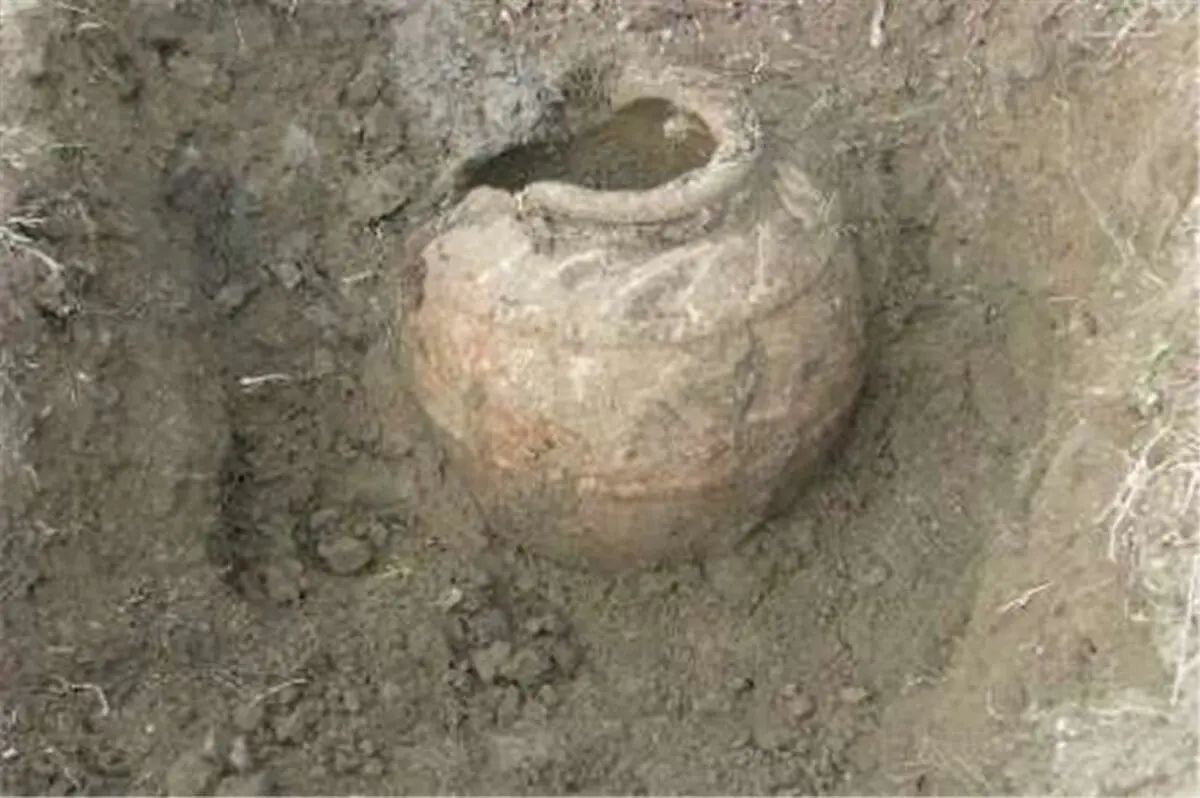 کشف یک خمره باستانی 2000 ساله در شهرستان لردگان / بارش‌های اخیر  دلیل پیدا شدن این خمره بود