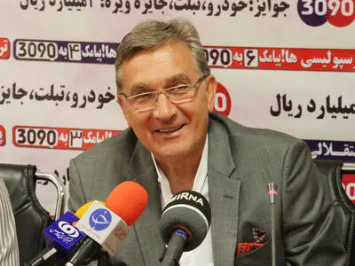 دیدار سرمربیان دو تیم پیش از آغاز نشست / حضور یک استقلالی پر حاشیه در نشست خبری برانکو