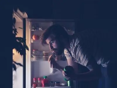 چرا در نیمه شب گرسنه می‌شویم؟