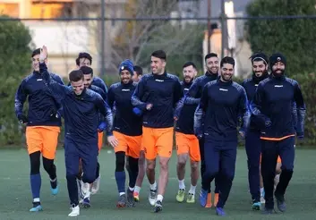 ماجرای درگیری لفظی لیدر و آنالیزور استقلال: دعوا برای یک نخ سیگار!