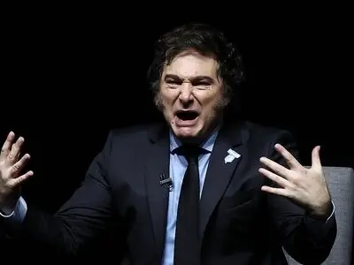 جنگ علنی رئیس جمهور با رئیس فدراسیون فوتبال!