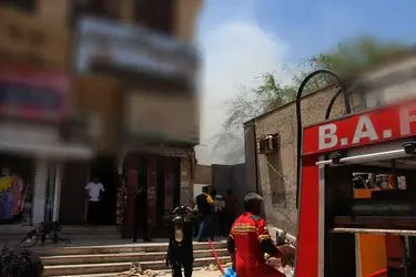 نجات زن گرفتار در آتش‌سوزی منزل مسکونی در شوش