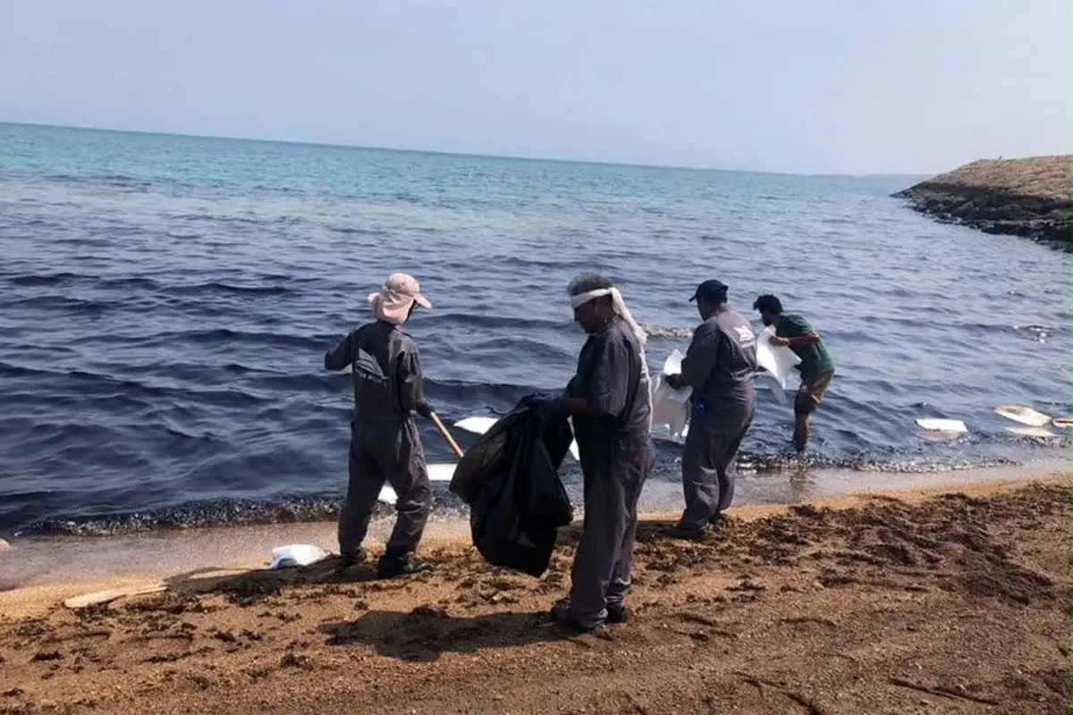 مشارکت بنادر و دریانوردی هرمزگان در پاکسازی آلودگی نفتی قشم