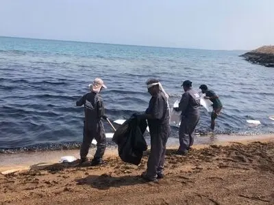 مشارکت بنادر و دریانوردی هرمزگان در پاکسازی آلودگی نفتی قشم