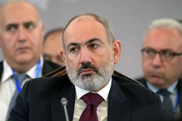 انتقاد پاشینیان از سوزاندن پرچم‌های ترکیه و جمهوری آذربایجان طی یک راهپیمایی در ایروان