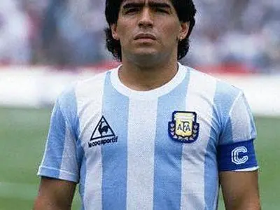 ویدئو خاطره‌انگیز: مهارت‌های شگفت انگیز مارادونای افسانه‌ای 