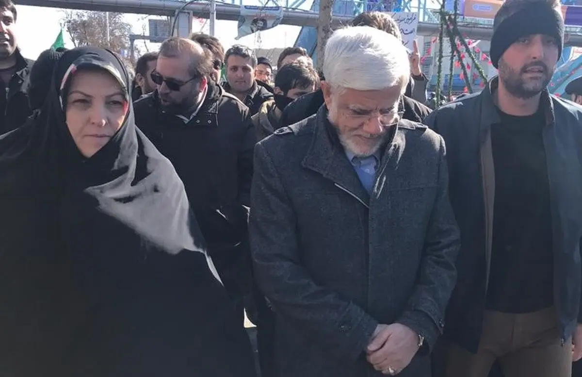 محمدرضا عارف با سیل راهپیمایی  مردم تهران همراه شد