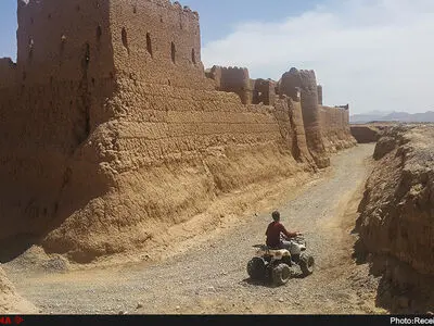 موتورسیکلت‌های چهار چرخ‌ در قلعه سریزد چه می‌کنند؟/ مدیرکل میراث یزد: سواری موتورها مشکلی ایجاد نمی‌کند