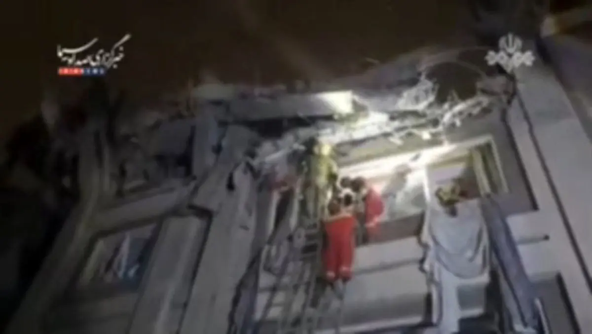 تلاش آتش‌نشانان تهران برای خارج کردن نوجوان ۱۲ ساله از زیر آوار + فیلم