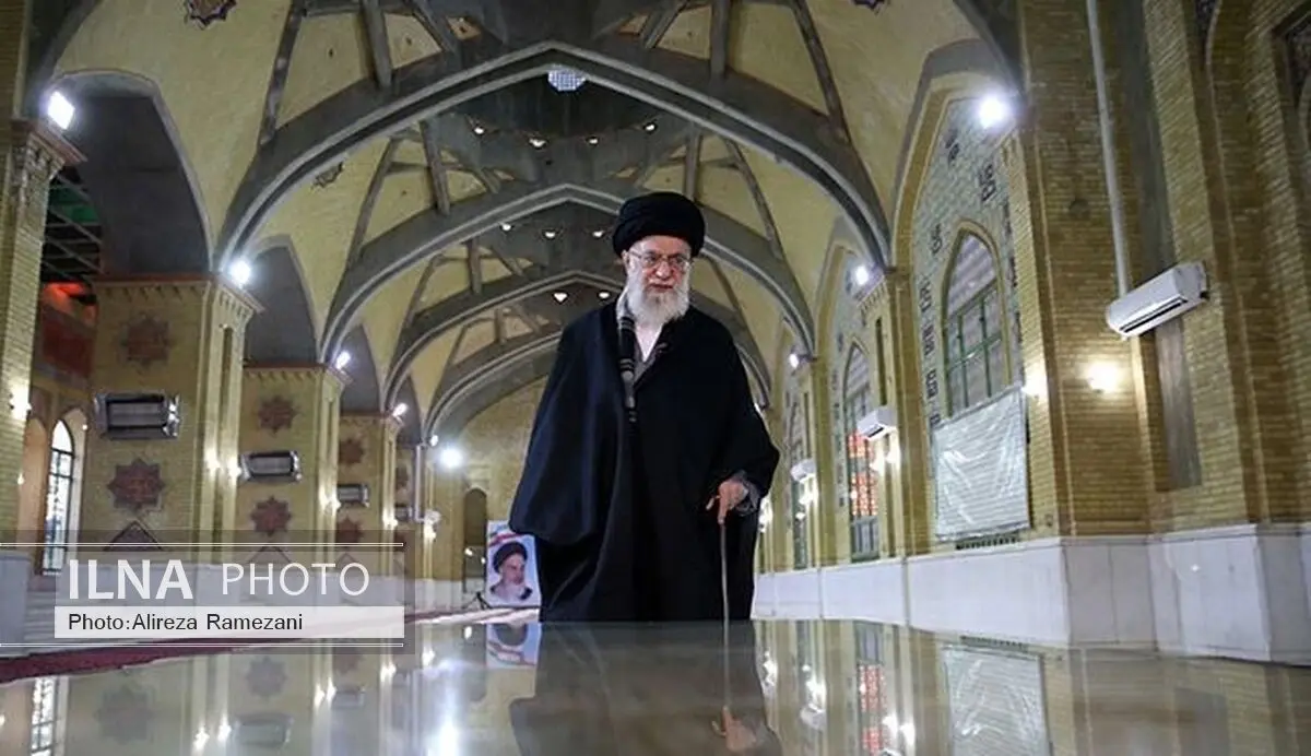 آیة الله خامنئی یزور مرقد الإمام الخمینی (رض) وقبور 
