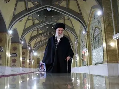 آیة الله خامنئی یزور مرقد الإمام الخمینی (رض) وقبور 