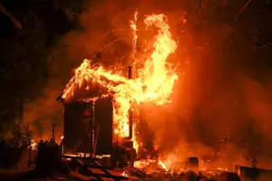 آتش‌سوزی در کالیفرنیا هزاران تن را آواره کرد