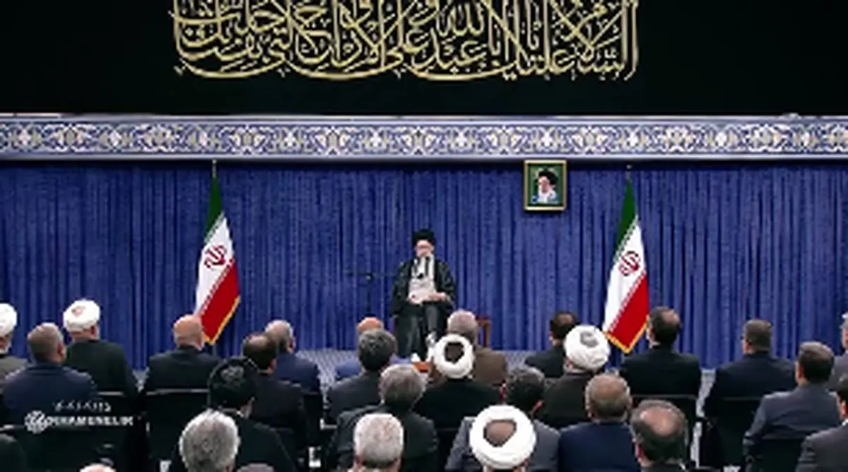 قائد الثورة: على الأصدقاء والأعداء أن یعلموا أن إیران لن تکون ضعیفة ویدها مملوءة في الساحة العسكریة والساحة الدبلوماسیة