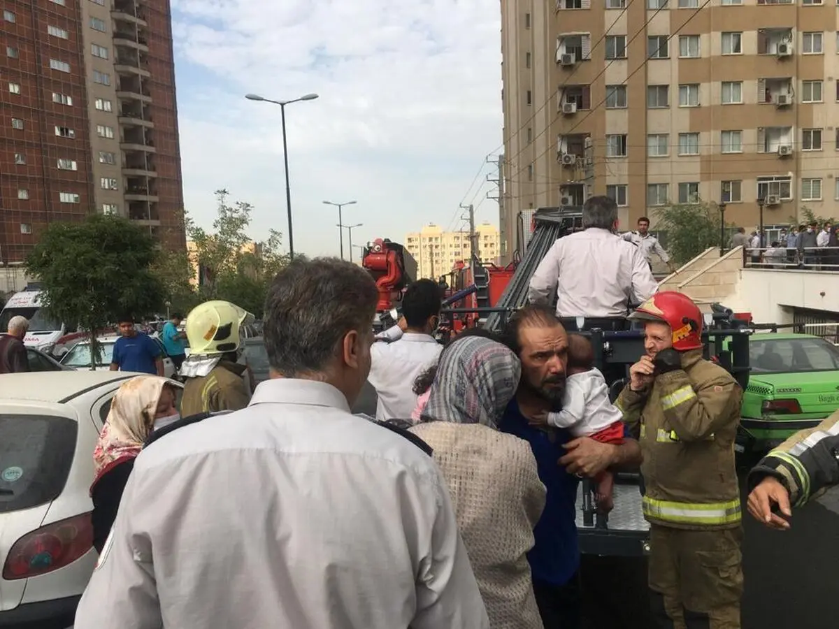 مهار آتش‌ در یک مجتمع مسکونی ۱۰ طبقه 