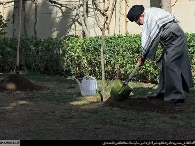 درختکاری نماد امید به آینده و تداوم راه شهدا است