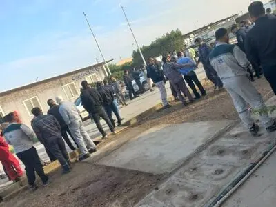 دومین روزِ تجمع کارگران پایانه‌ها و مخازن پتروشیمی ماهشهر/ شرکتی‌ها هم آمدند