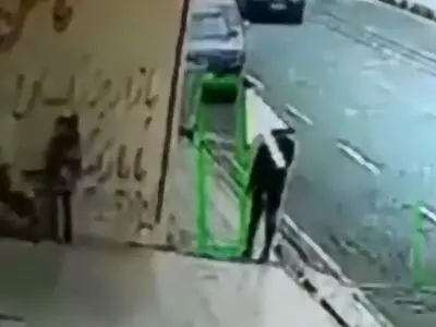 دستگیری عاملان گردنبند قاپی از یک مادر بچه‌ به‌ بغل + فیلم