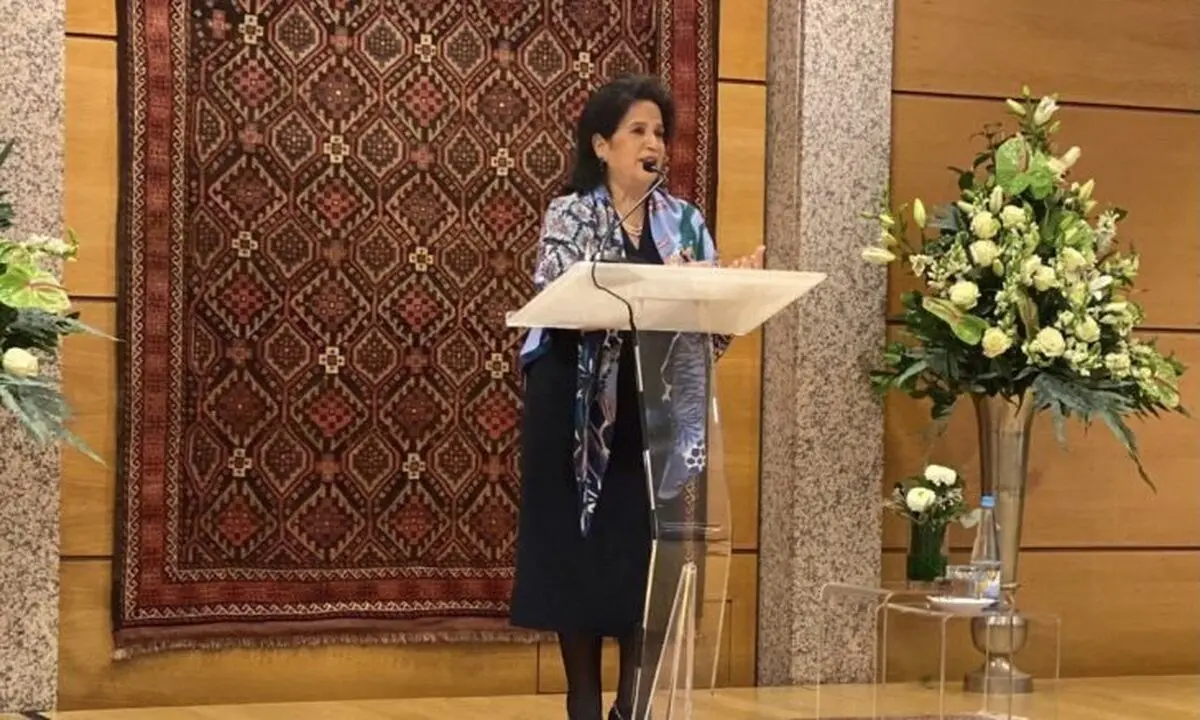إقالة مسؤولة بحرینیة کبیرة بسبب رفضها مصافحة السفیر الإسرائیلی لدى المنامة 