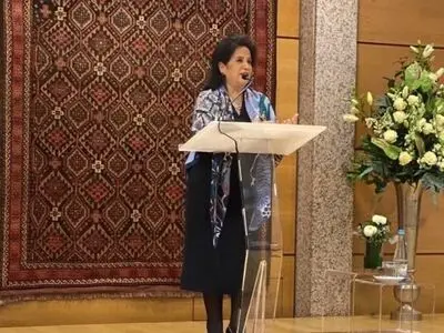 إقالة مسؤولة بحرینیة کبیرة بسبب رفضها مصافحة السفیر الإسرائیلی لدى المنامة 