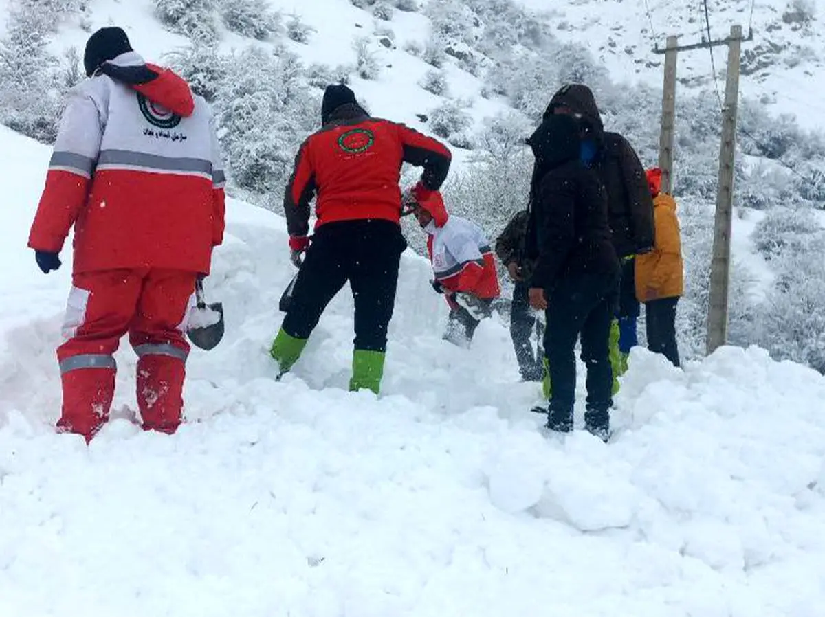 نجات خانواده ۵ نفره از دل برف و کولاک پس از ۷ ساعت تلاش امدادگران