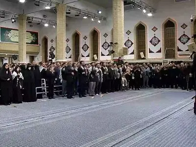 لحظاتی از مراسم سینه‌ زنی هیئت‌های دانشجویی در حسینیه امام خمینی(ره) + فیلم
