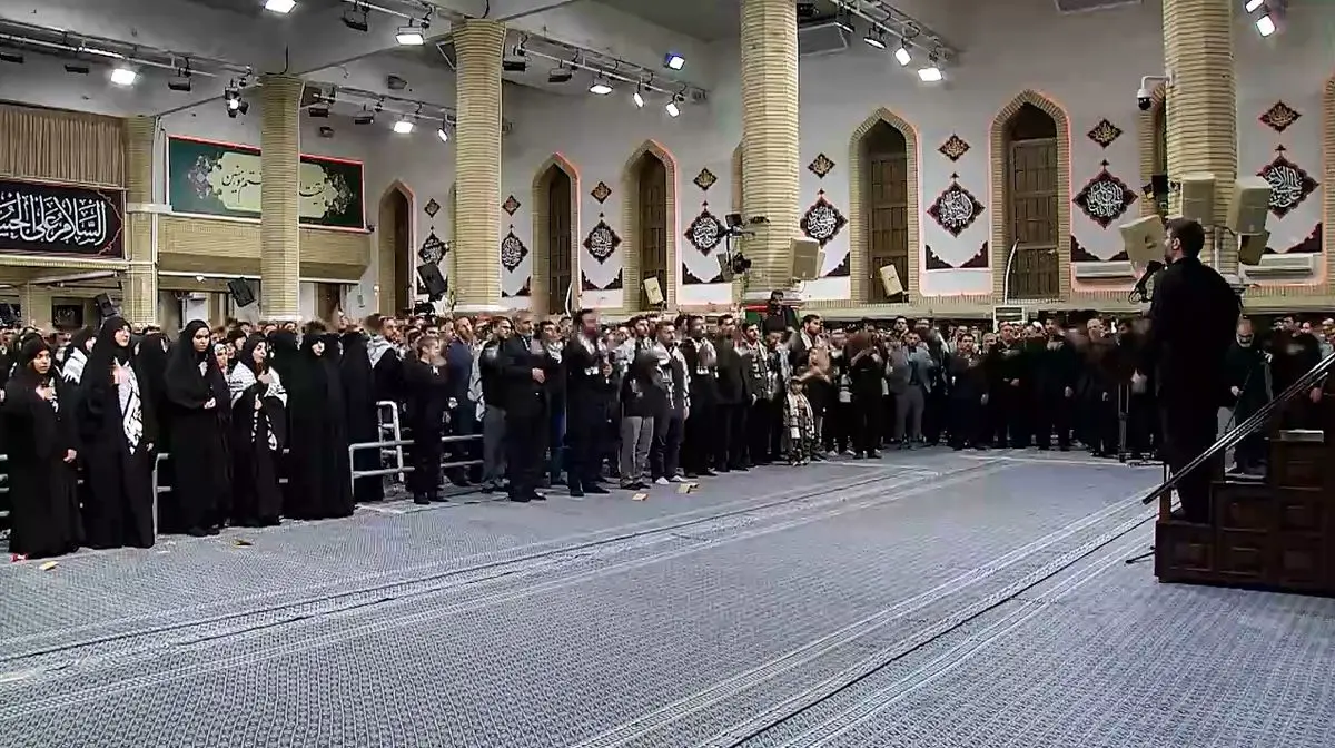 لحظاتی از مراسم سینه‌ زنی هیئت‌های دانشجویی در حسینیه امام خمینی(ره) + فیلم