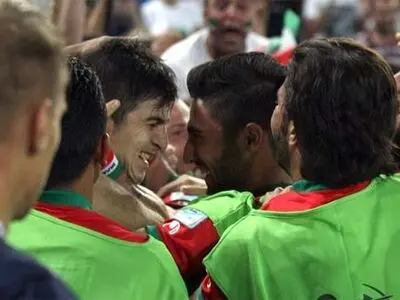 تمرین جدی ملی پوشان فوتبال زیر بارش شدید باران/خبرنگاران فرار کردند!