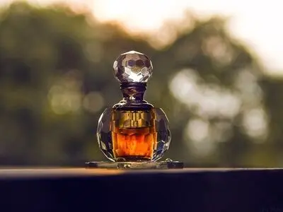 راه های تشخیص عطر اصل و خرید مطمئن از هایلند بیوتی