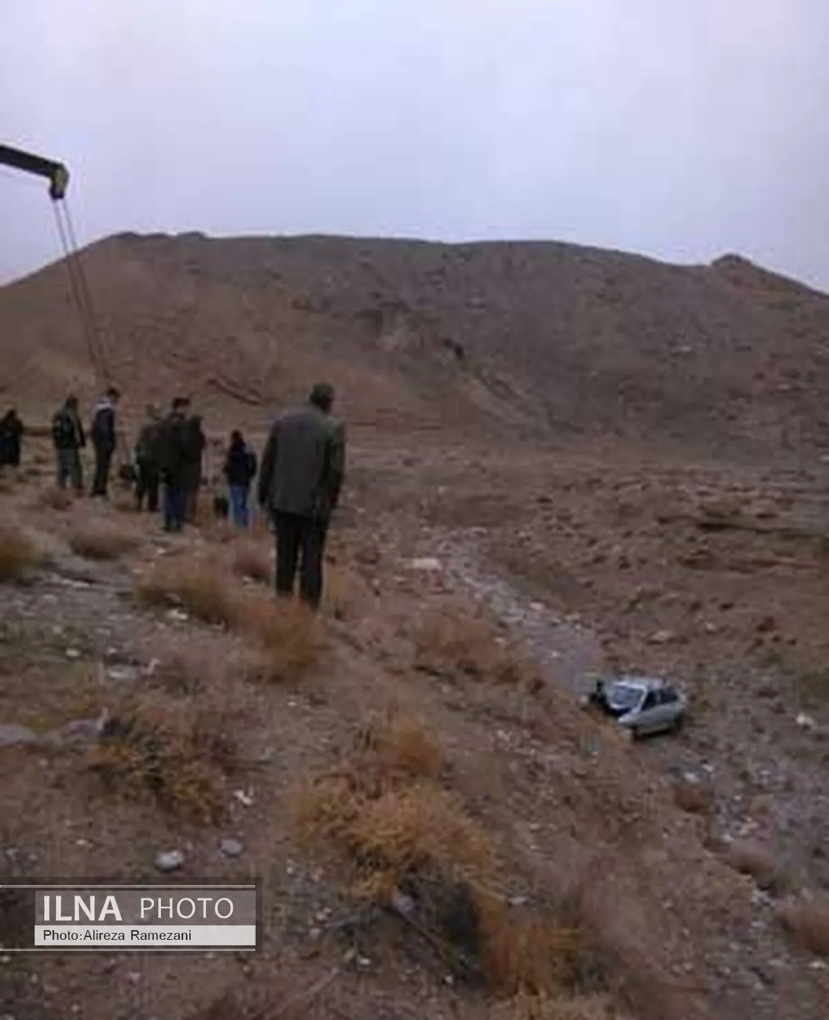 سقوط یک دستگاه پراید به داخل دره بر اثر لغزندگی محور برزک-کاشان