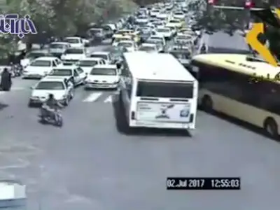  تصادف اتوبوس‌های شرکت واحد بخاطر لج‌بازی رانندگان!/ فیلم
