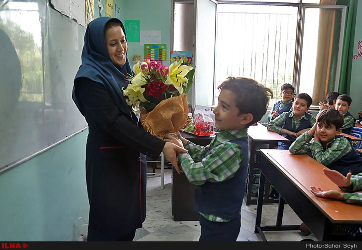 با 15 سال سابقه یک روز هم بیمه نداریم/ عایدی معلمان غیردولتی از حداقل مزد کمتر است