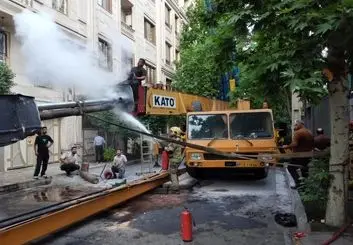 وازگونی جرثقیل در مجاورت مرکز آموزش زبان در تهران