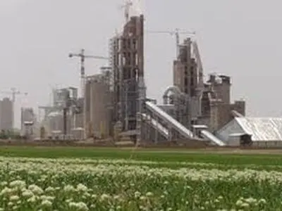 کارگران سیمان آبیک قزوین در محوطه این کارخانه تجمع کردند