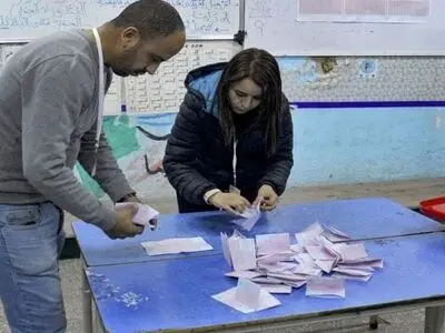 تونس..جبهة الخلاص الوطنی تصف نسبة المشارکة فی الانتخابات بالزلزال وتطالب الرئیس بالتنحی عن الحکم 