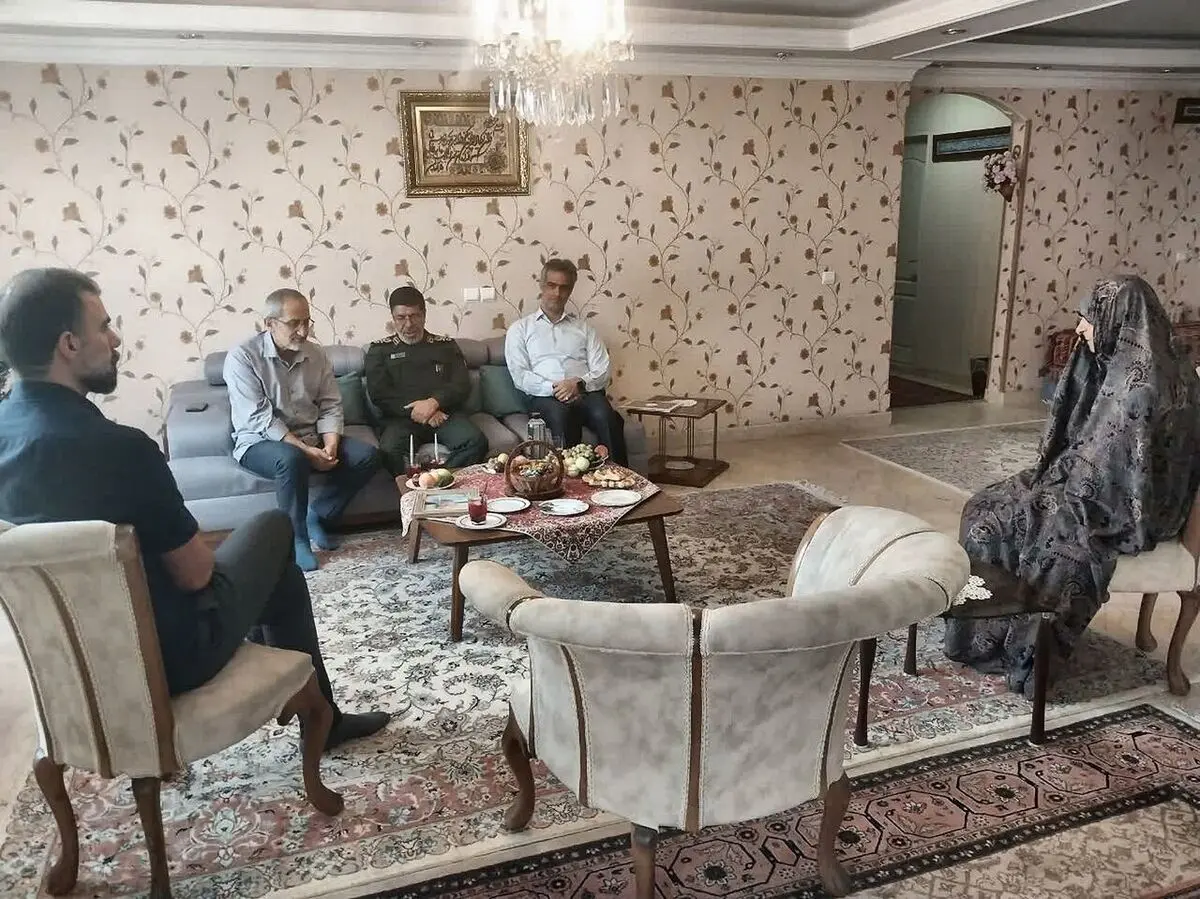 دیدار مشاور فرمانده کل سپاه با خانواده بنیانگذار مرکز اسناد و تحقیقات دفاع مقدس