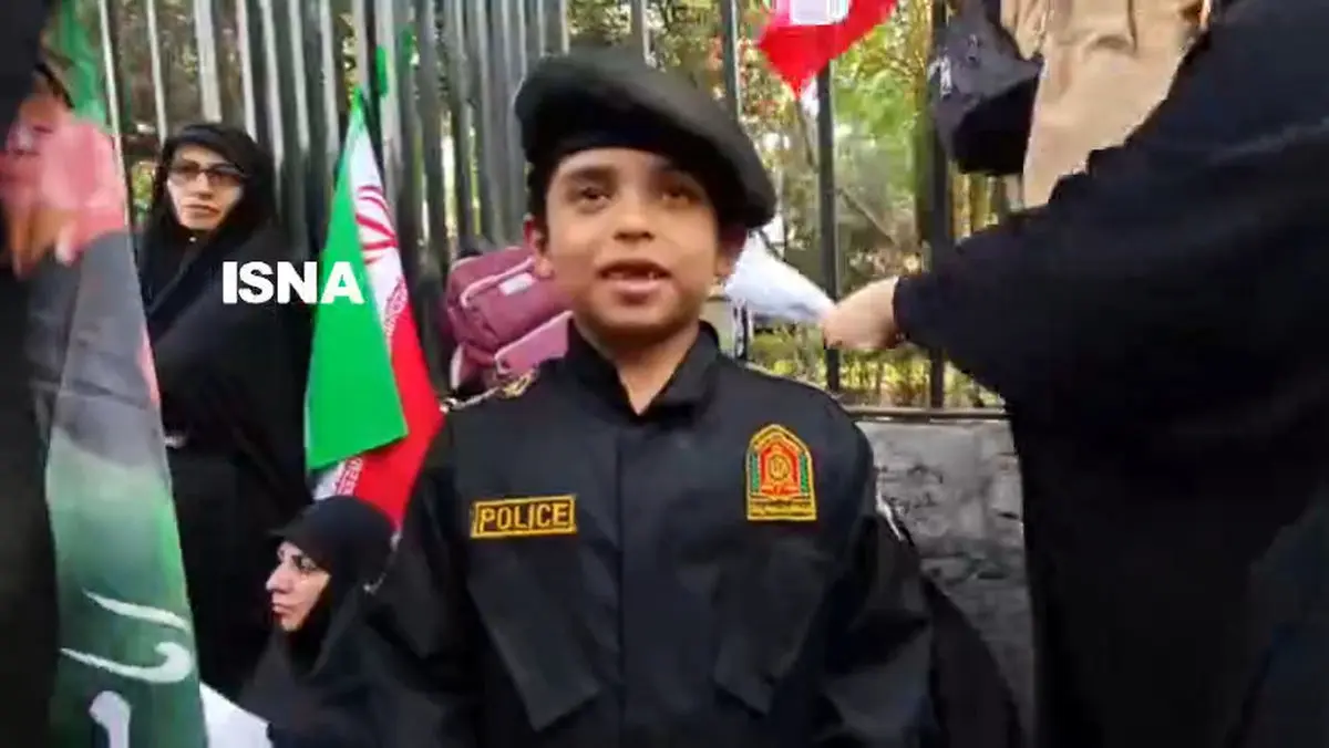 حضور کودک خردسال با لباس پلیس در مراسم تشییع رهبر شهید: ای رهبر شهیدم راهت ادامه دارد + فیلم