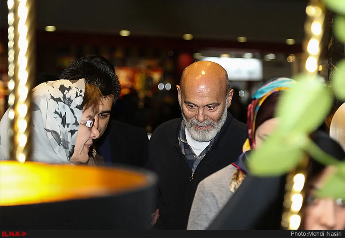 جمشید هاشم پور و همسرش در کنار آزاده زارعی 